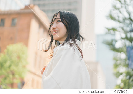 A young woman walking around the city on her day off 114776043