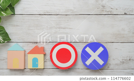 Miniature houses and marks | Housing questions, correct answers, incorrect answers images 114776602