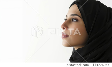 一位戴著頭巾、白色背景的中東婦女的個人資料 114776933