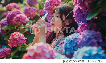 一位女士在繡球花叢中自拍 114776935
