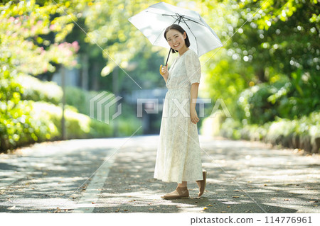 拿著遮陽傘的一個少婦 拿著遮陽傘的一個少婦 114776961