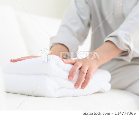 一個折疊毛巾的女人 一個折疊毛巾的女人 114777369