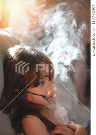 Kid girl use nebulizer tool 114778407