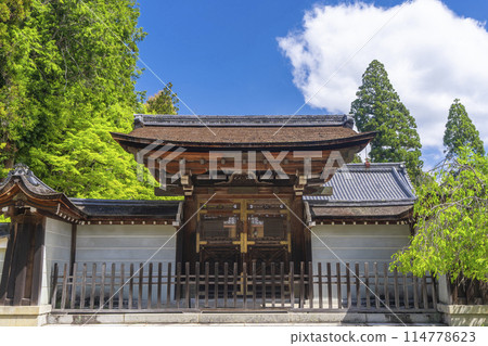 京都的新綠、高尾山神護寺、通往書院的平唐門 114778623
