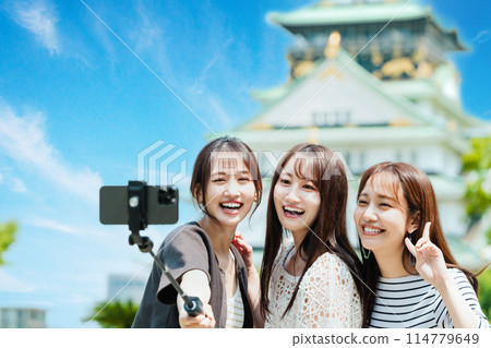 三位女遊客在大阪城前自拍 114779649