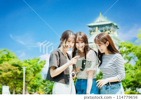 三位女遊客在大阪城前自拍 114779656