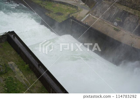 Large-scale release of water from Amagase Dam 114783292