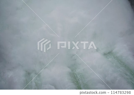 Large-scale release of water from Amagase Dam 114783298