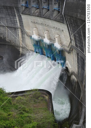 Large-scale release of water from Amagase Dam 114783308