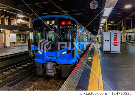 石川縣金澤市金澤車站停靠的電車 114783523