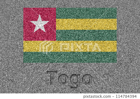 石板上畫著多哥國旗，上面刻著「多哥」字樣 114784394