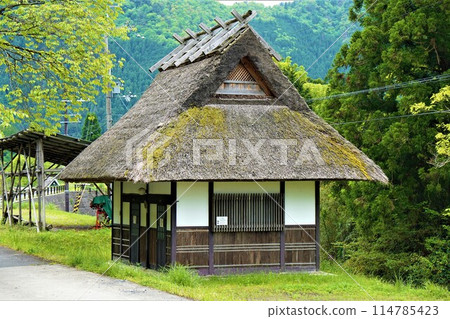 Scenery of a Gassho-style house in the season of fresh greenery Scenery of a Gassho-style house in the season of fresh greenery 114785423