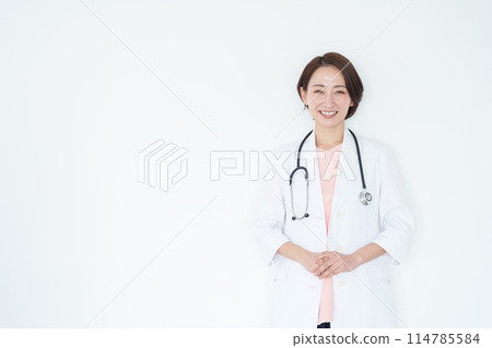 穿著白大褂的微笑女醫生(白色背景,白色背景,聽診器) 穿著白大褂的微笑女醫生(白色背景,白色背景,聽診器) 114785584