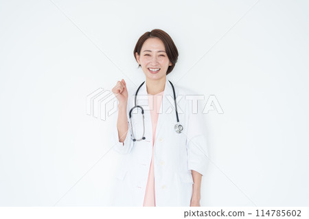 一位身穿白大褂的女醫生做膽量姿勢（白色背景，白色背景，聽診器） 114785602