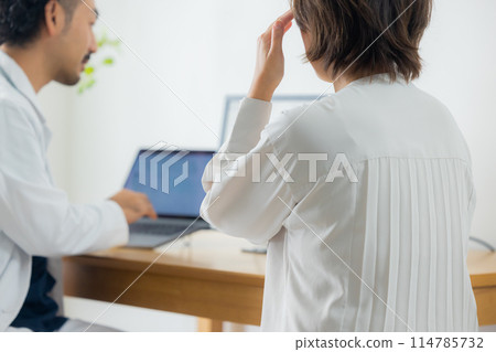 Examining doctor 114785732