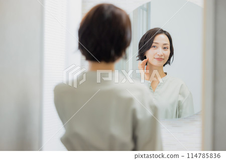 看在洗手間的婦女一個鏡子 114785836