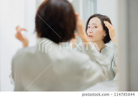 看在洗手間的婦女一個鏡子 114785844