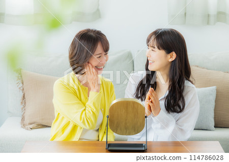 A mother and her child who care about their skin 114786028