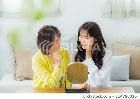 A mother and her child who care about their skin 114786030
