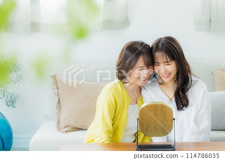 關心肌膚的親子女性 114786035