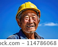 戴著頭盔的微笑老人 114786068