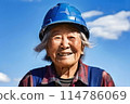 戴著頭盔的微笑的高級婦女 114786069