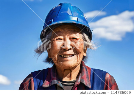 Smiling senior woman wearing a helmet 114786069