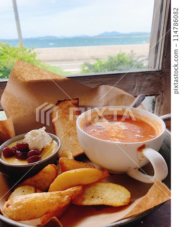 一邊吃午餐，一邊欣賞海景 114786082
