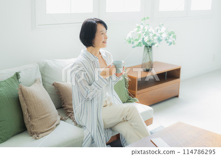 中年婦女在家放鬆 中年婦女在家放鬆 114786295