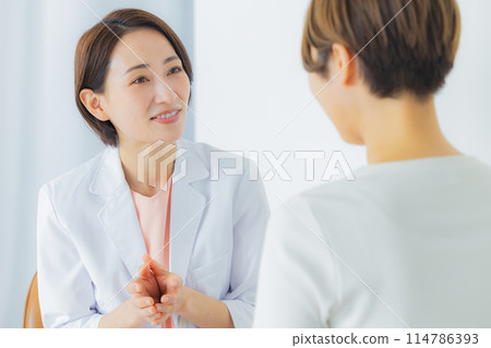 Female doctor to see 114786393