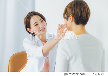 Female doctor to see 114786396