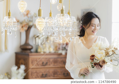 穿著婚紗的年輕女子 114786490