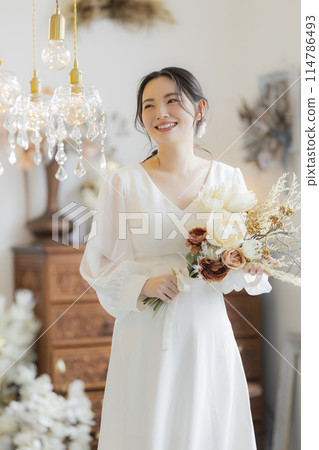 穿著婚紗的年輕女子 114786493