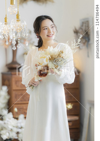 穿著婚紗的年輕女子 114786494