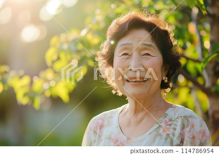 Senior woman smiling in the fresh green 114786954