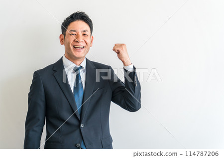 有動力的商人（拳頭姿勢、成功、微笑、動力） 114787206