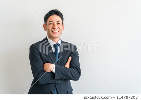 身著西裝、雙臂交叉的亞洲商人(自信、動力、事業) 身著西裝、雙臂交叉的亞洲商人(自信、動力、事業) 114787208