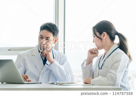 進行會議、會議、諮詢的醫生、醫生、醫護人員（醫院） 114787388