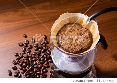 Brew drip coffee 114787709