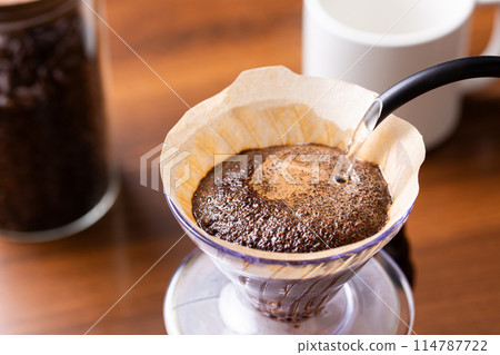 Brew drip coffee 114787722