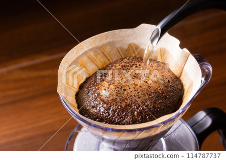 Make coffee with a hand drip 114787737