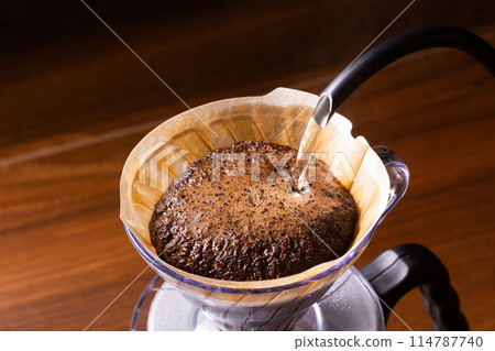 Make coffee with a hand drip 114787740