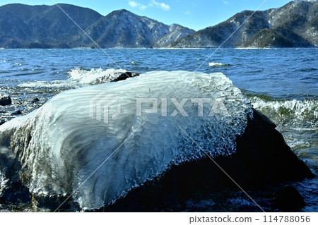 Splashing ice of Lake Chuzenji Splashing ice of Lake Chuzenji 114788056