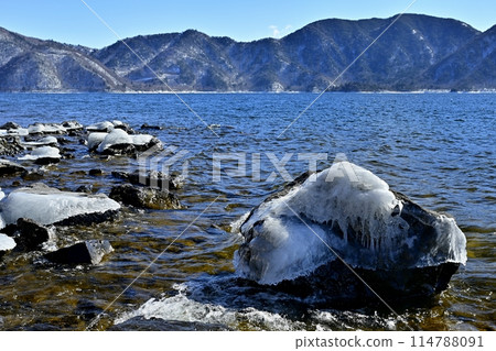 Splashing ice of Lake Chuzenji 114788091