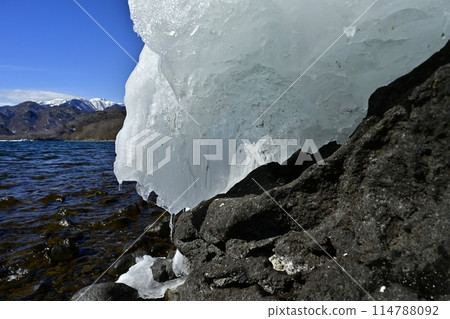 Splashing ice of Lake Chuzenji 114788092