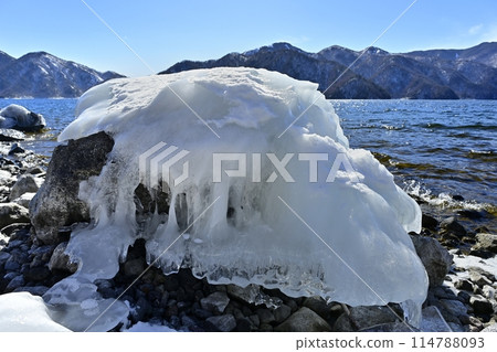 Splashing ice of Lake Chuzenji 114788093