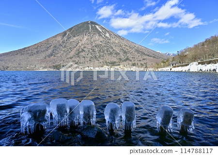 中禪寺湖東岸歌濱噴冰上的男體山 中禪寺湖東岸歌濱噴冰上的男體山 114788117