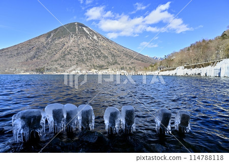 中禪寺湖東岸歌濱噴冰上的男體山 114788118