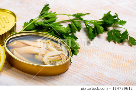 Navajas shellfish in oil 114789612