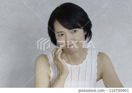 Middle-aged women who care about nasolabial folds 114789901